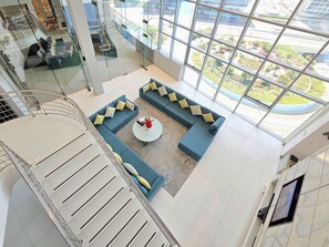 Loftsleilighet | Oppholdsrom | LED-TV og peis