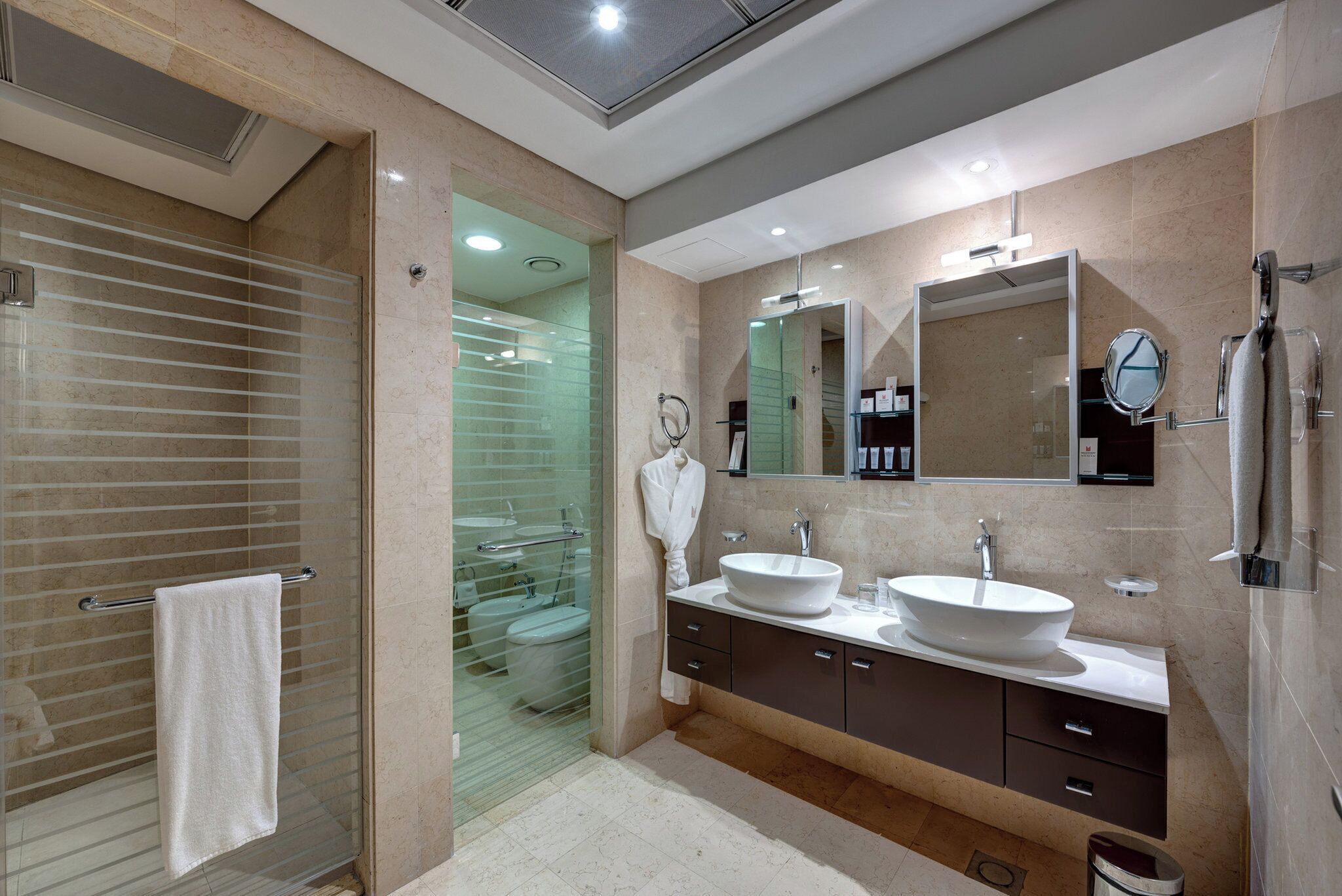 Penthouse | Bathroom | Combined shower/bathtub, deep-soaking bathtub, designer toiletries