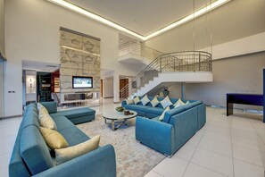 Penthouse | Restaurant | Breakfast, lunch and dinner served