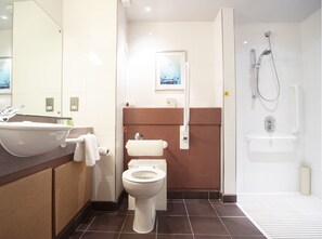 وحدات دش مع أحواض استحمام، مستلزمات مجانية للعناية الشخصية، مجففات شعر