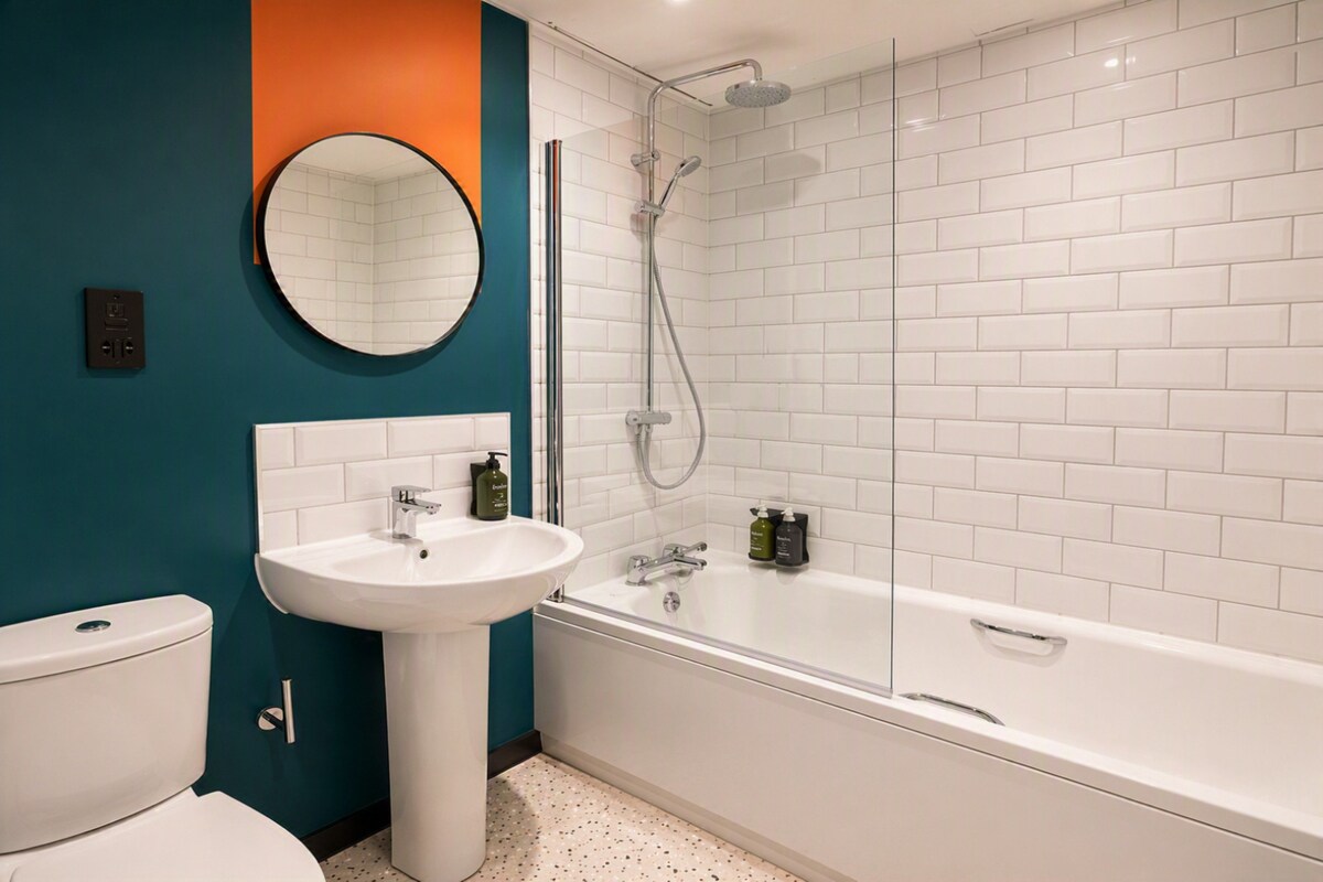 Ein Badezimmer mit Waschbecken, Toilette und Badewanne.