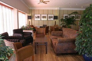 Lounge - Eight Acres Hotel (Elgin)