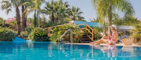 Piscine extérieure, parasols de plage, chaises longues