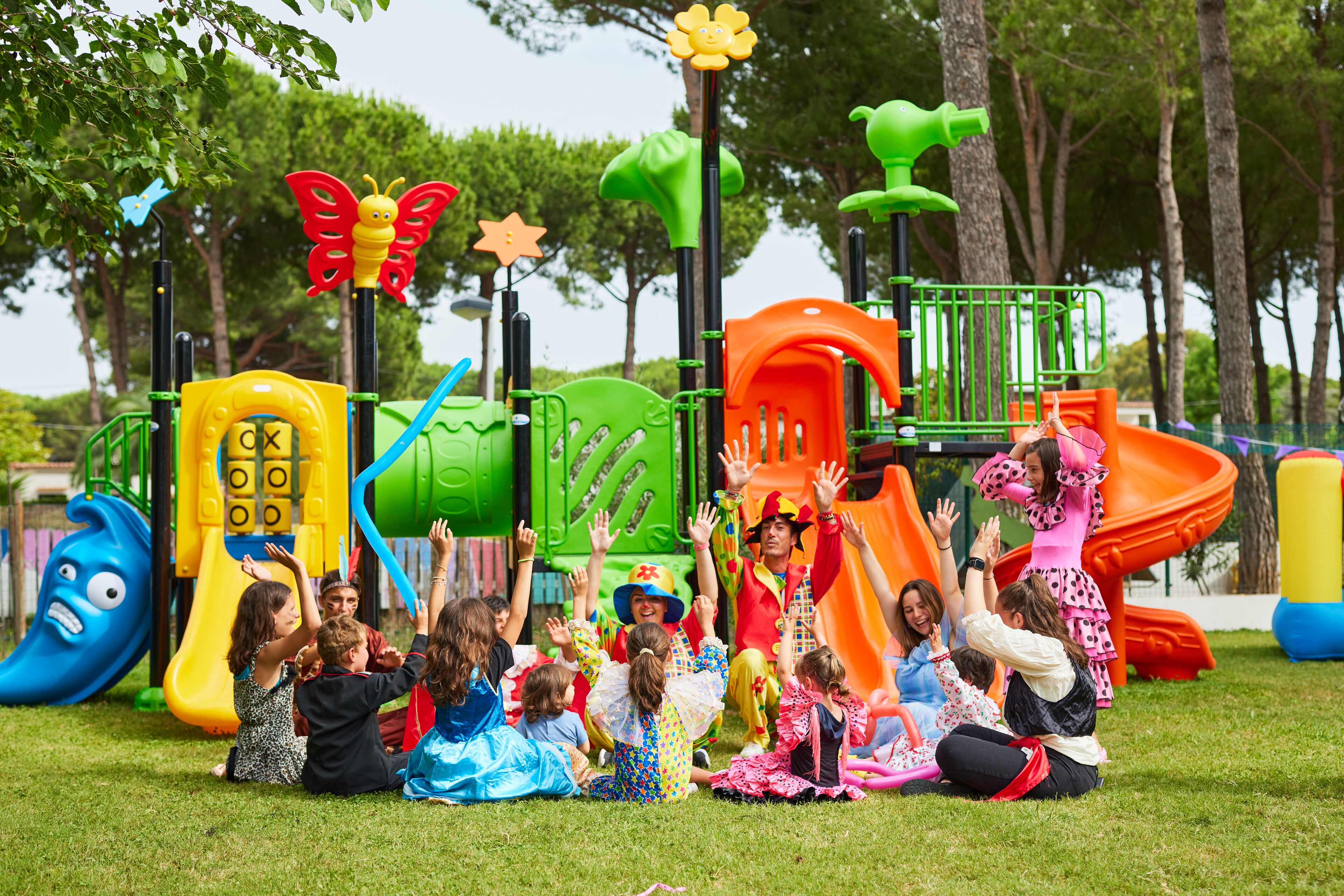 Ein Spielplatz mit Rutschen und Klettergerüsten.