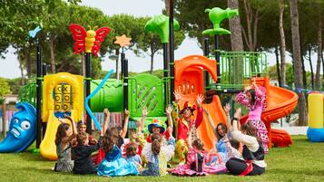 Ein Spielplatz mit Rutschen und Klettergerüsten.