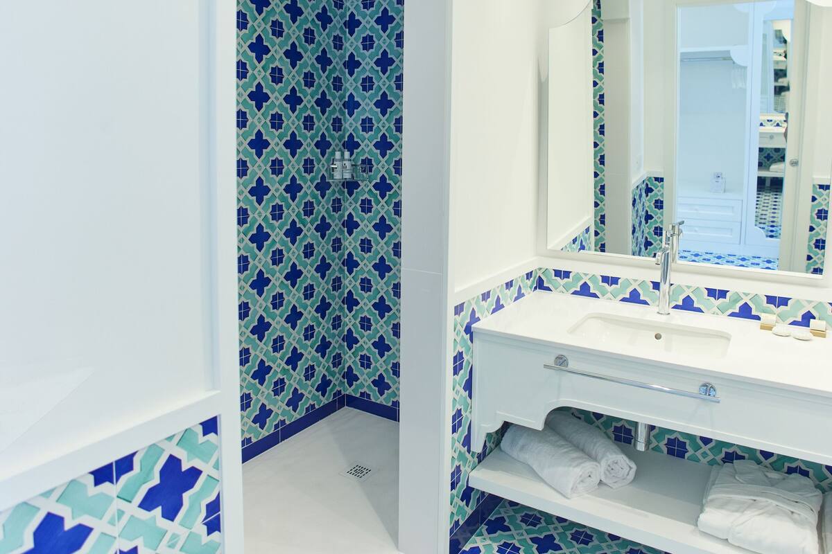 exclusive suite, ground floor | bathroom | deep-soaking bathtub, rainfall showerhead, free toiletries, hair dryer