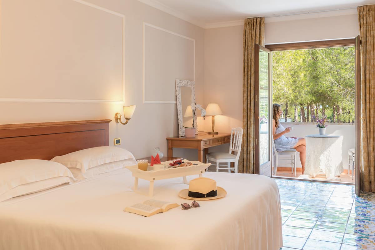 Superior Room | 1 bedroom, minibar, in-room safe, individually decorated