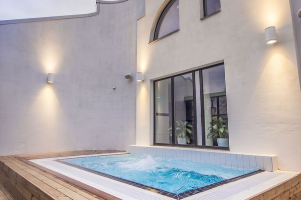 Outdoor spa tub