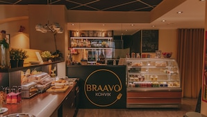 A bakery counter with a display case and a sign that reads "BRAAVO KOHVIK". - Braavo Spa Hotel (Tallinn)