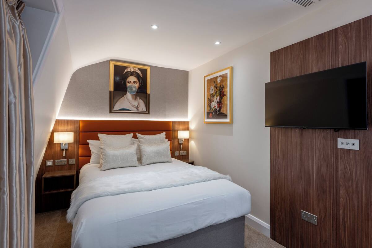 Family Room with Sofa Bed | In-room safe, iron/ironing board (on request), WiFi (free), bed sheets