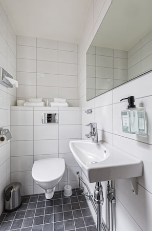 Standard Twin Room | Bathroom