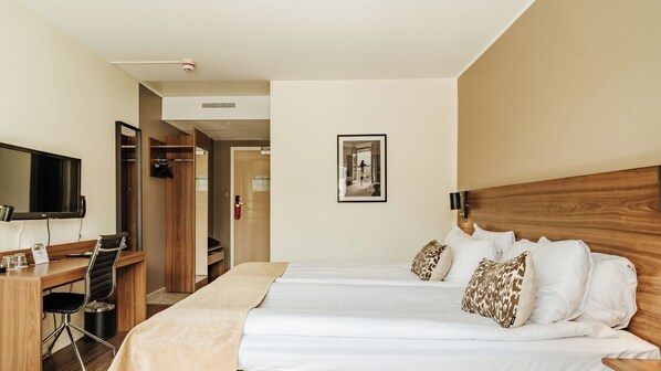 Double Room with Pool View | Una scrivania, Wi-Fi gratuito
