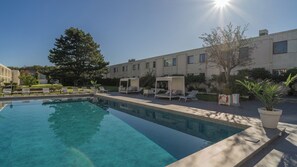 Piscina stagionale all'aperto, lettini