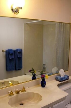 Queen and King Ocean view room | ห้องน้ำ