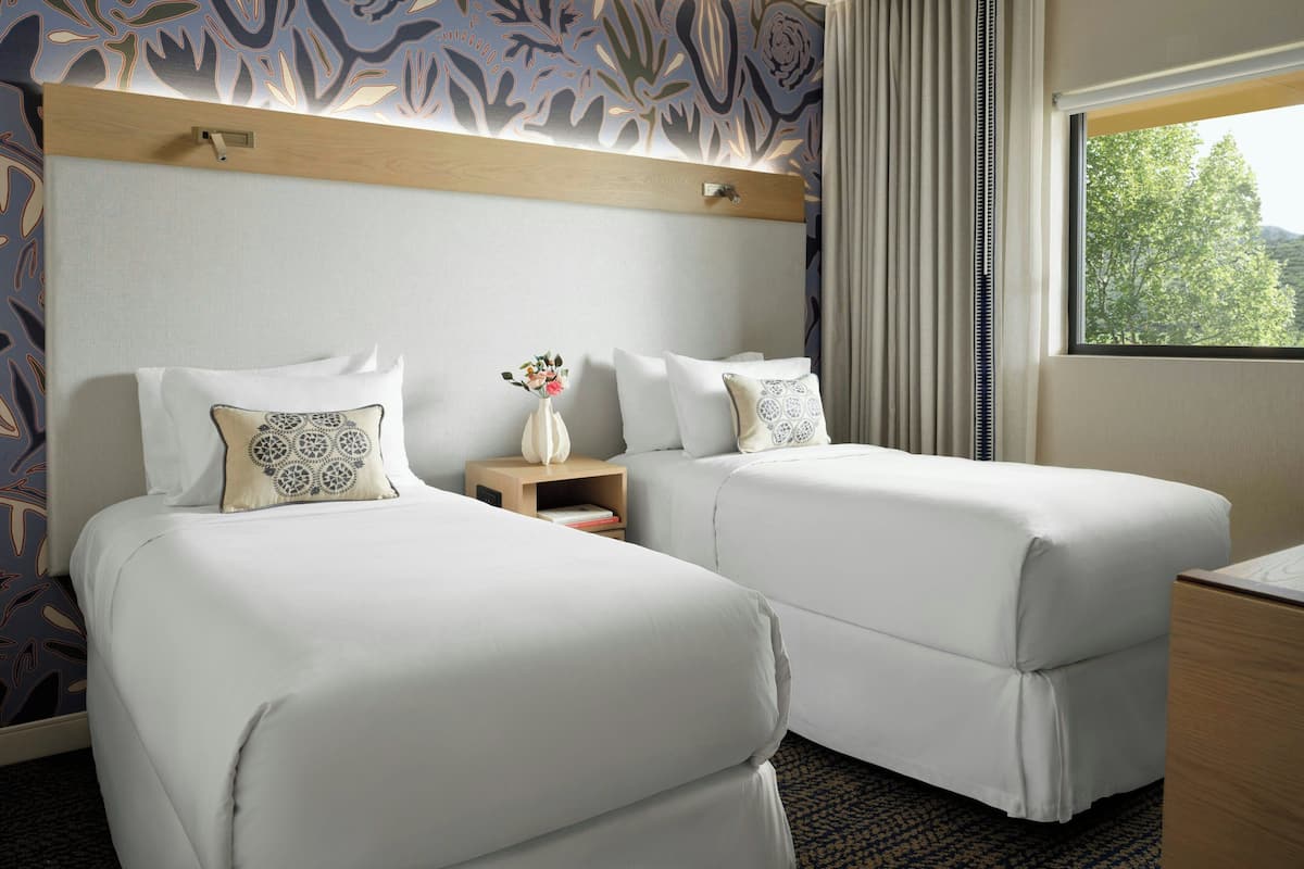 Ropa de cama de alta calidad y caja de seguridad en la habitación