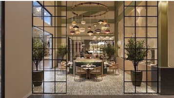 Se sirven desayunos, almuerzos y cenas; junto a la piscina