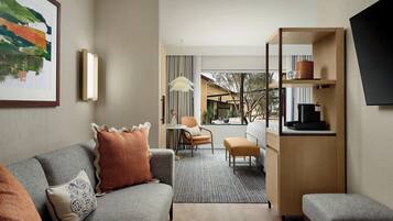 Premium bedding, in-room safe, desk, laptop workspace