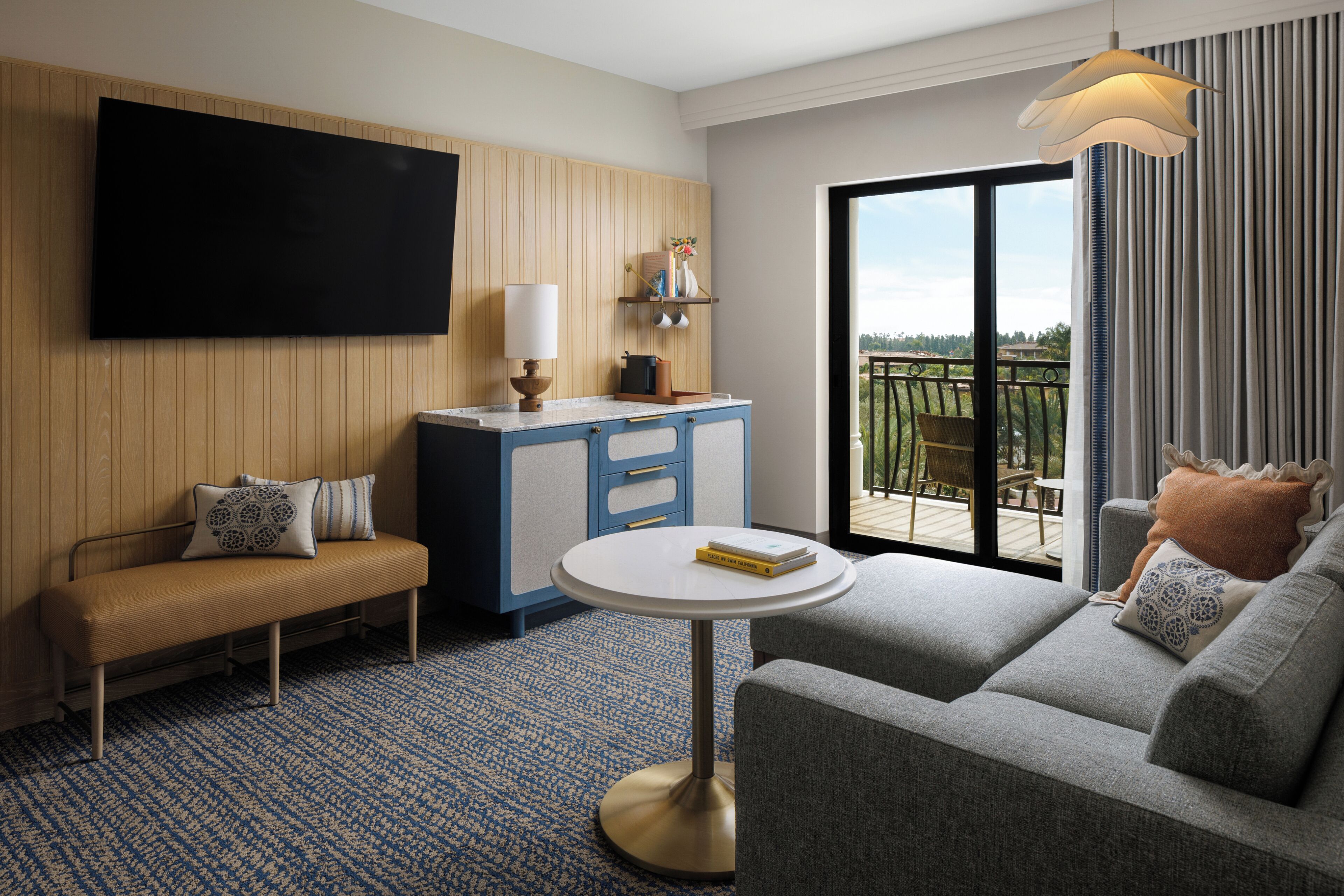 Suite Junior, 1 Tempat Tidur King, Bebas Asap Rokok, pemandangan kolam renang | Seprai premium, brankas, meja kerja, dan ruang kerja ramah laptop