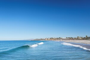 Una playa cerca, traslado desde/hacia la playa gratis, sombrillas
