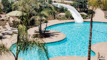 Piscine extérieure, parasols de plage, chaises longues