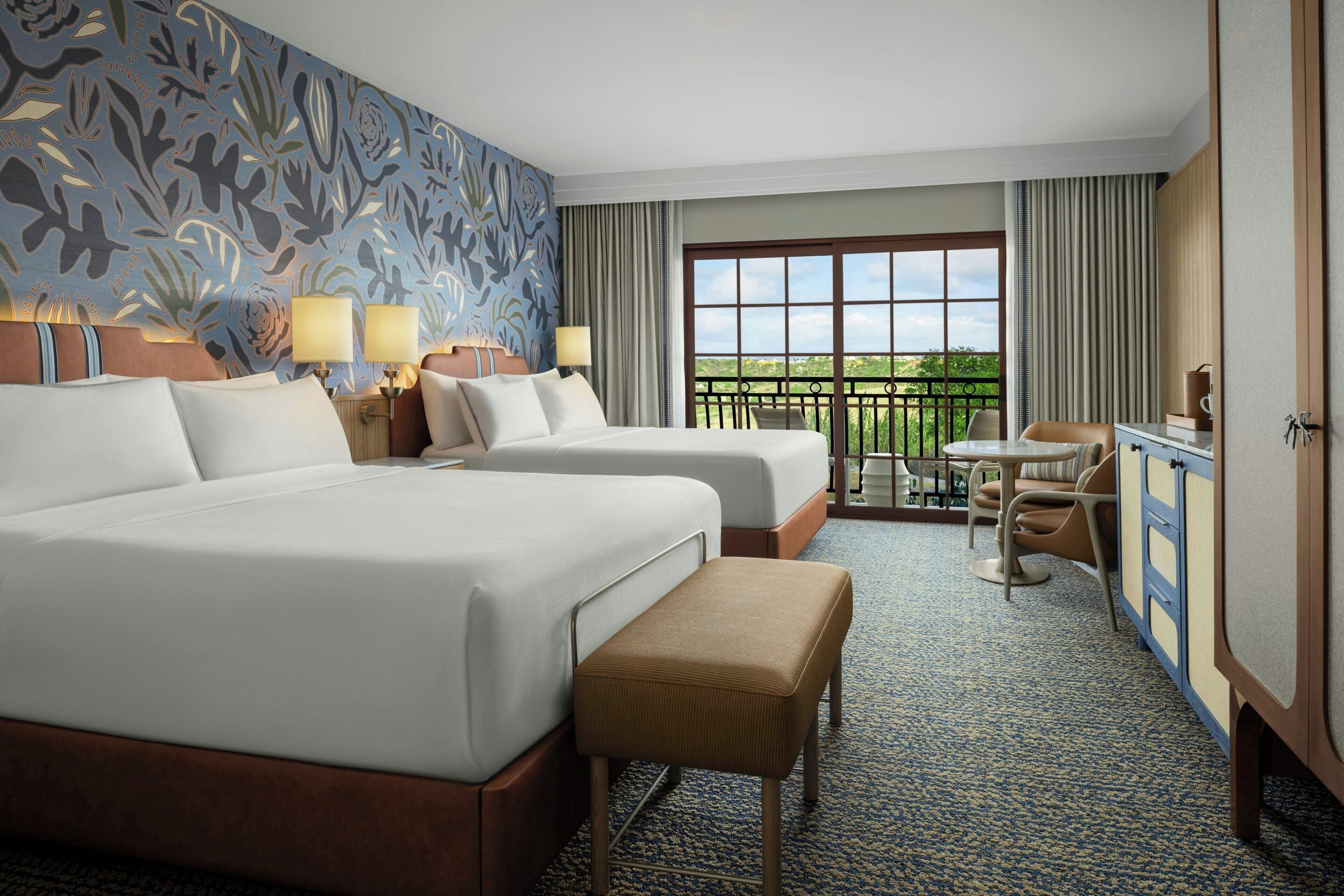 Habitación, varias camas, balcón | Ropa de cama de alta calidad y caja de seguridad en la habitación 