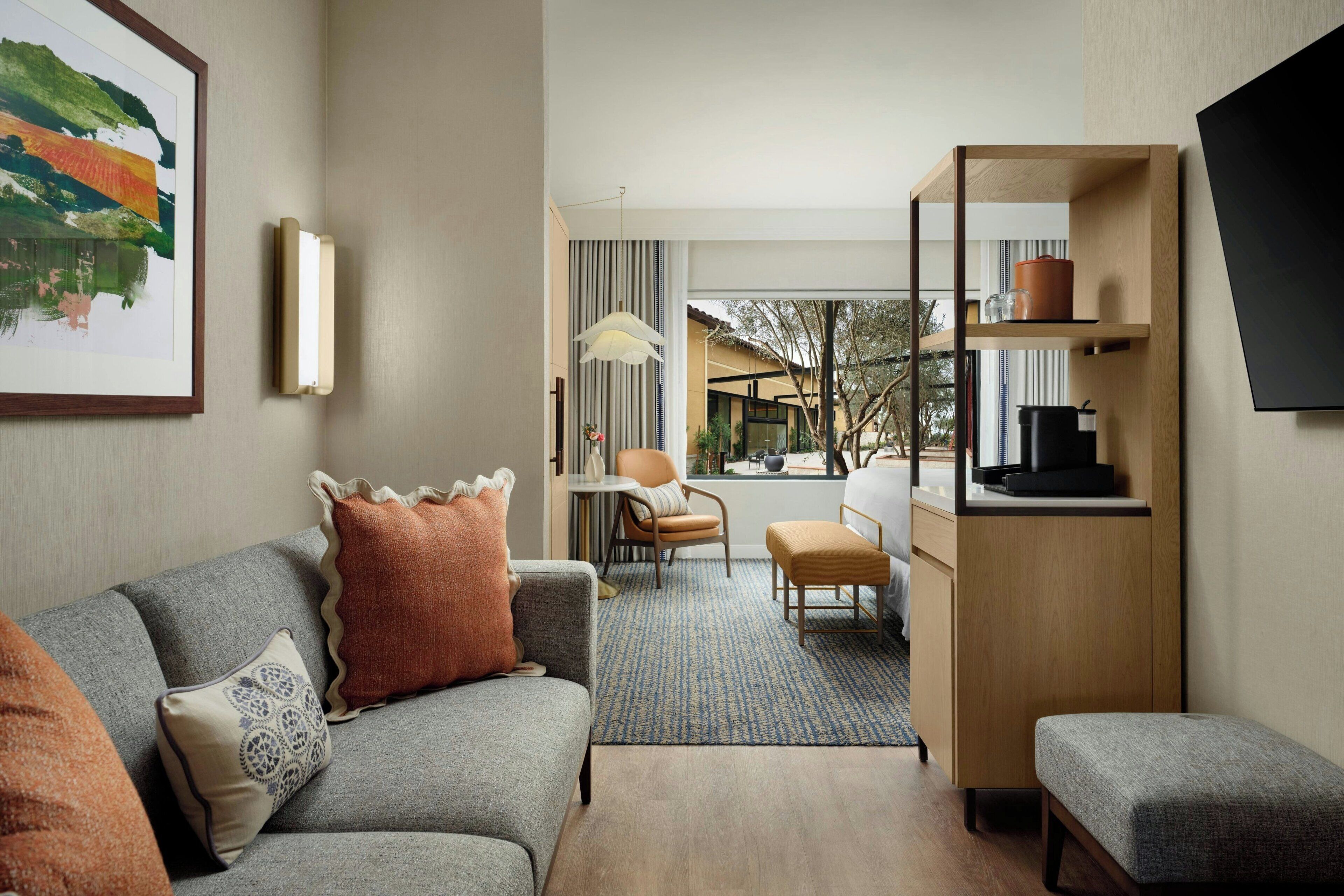 Family Suite, 1 King Bed | Ropa de cama de alta calidad y caja de seguridad en la habitación 