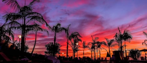 Una piscina al aire libre (de 07:00 a 22:00), sombrillas, tumbonas