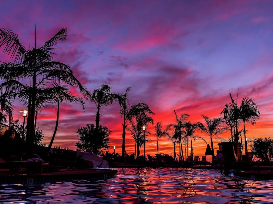 Piscina externa, funciona das 7h às 22h, guarda-sóis, espreguiçadeiras