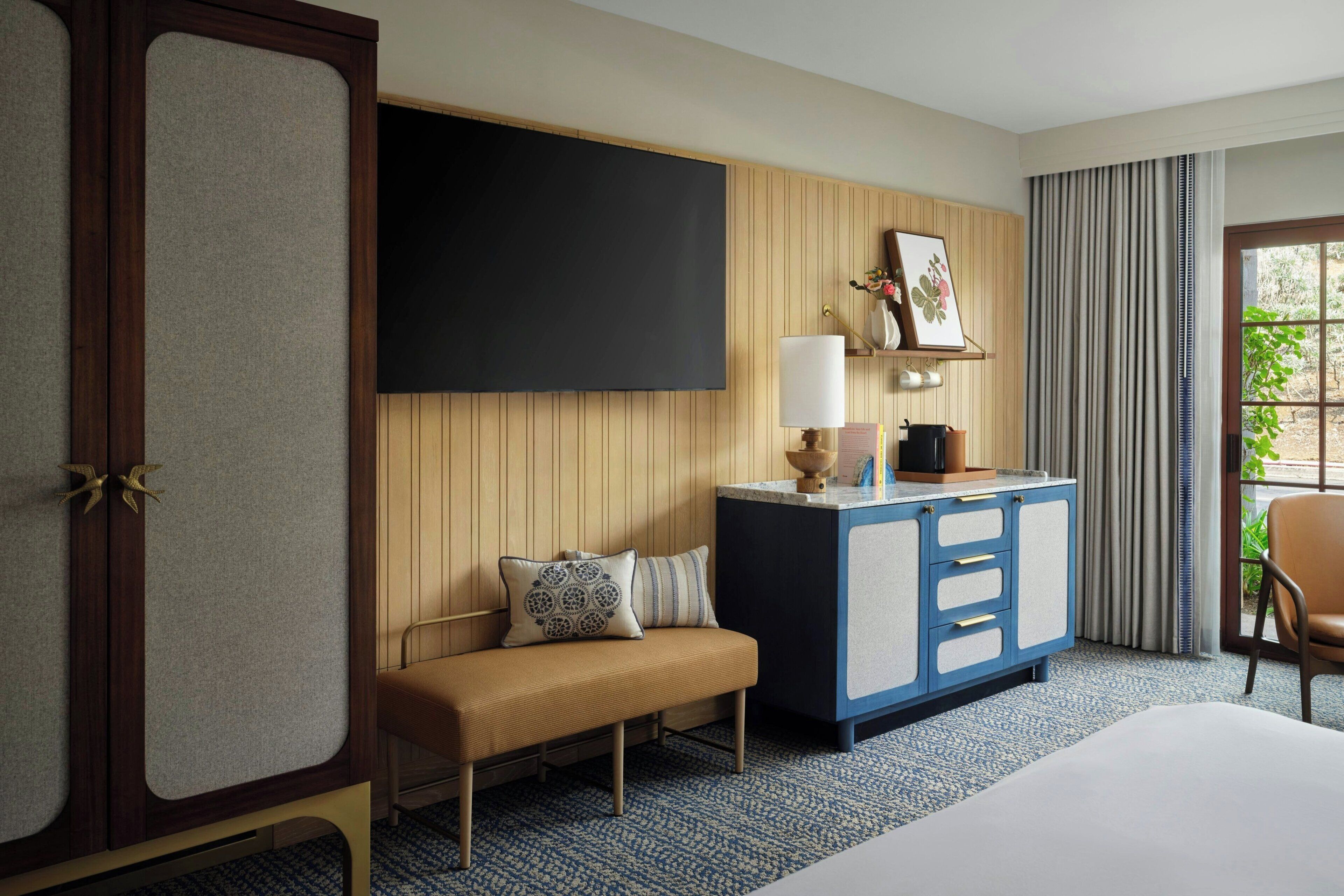 Ropa de cama de alta calidad y caja de seguridad en la habitación 