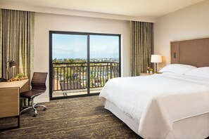 Ropa de cama de alta calidad y caja de seguridad en la habitación 