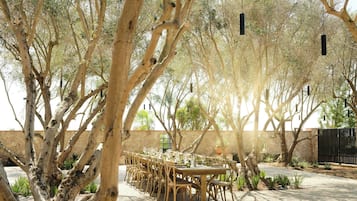 2 restaurants; breakfast, lunch, and dinner served