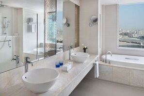Suite (Diplomatic) | Baño | Tina con regadera, amenidades de baño ecológicas, secadora de cabello 