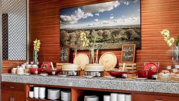 Café da manhã com buffet diário (AED 112 por pessoa)