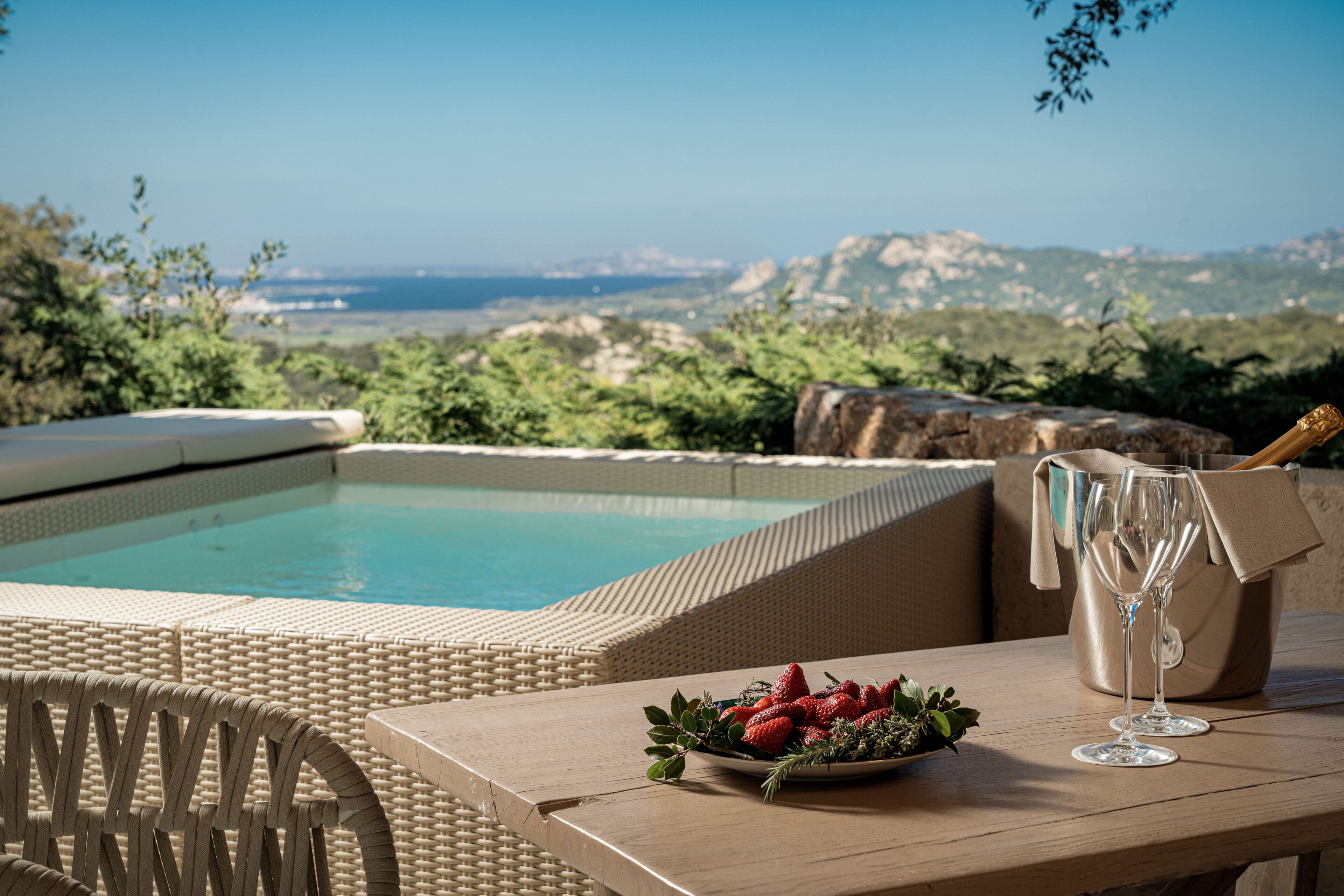 Habitació doble, piscina privada, vistes al mar (Prestige with Plunge Pool) | Roba de llit d'alta qualitat, minibar i caixa forta a l'habitació 