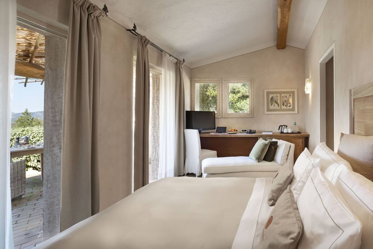 1 bedroom, premium bedding, minibar, in-room safe