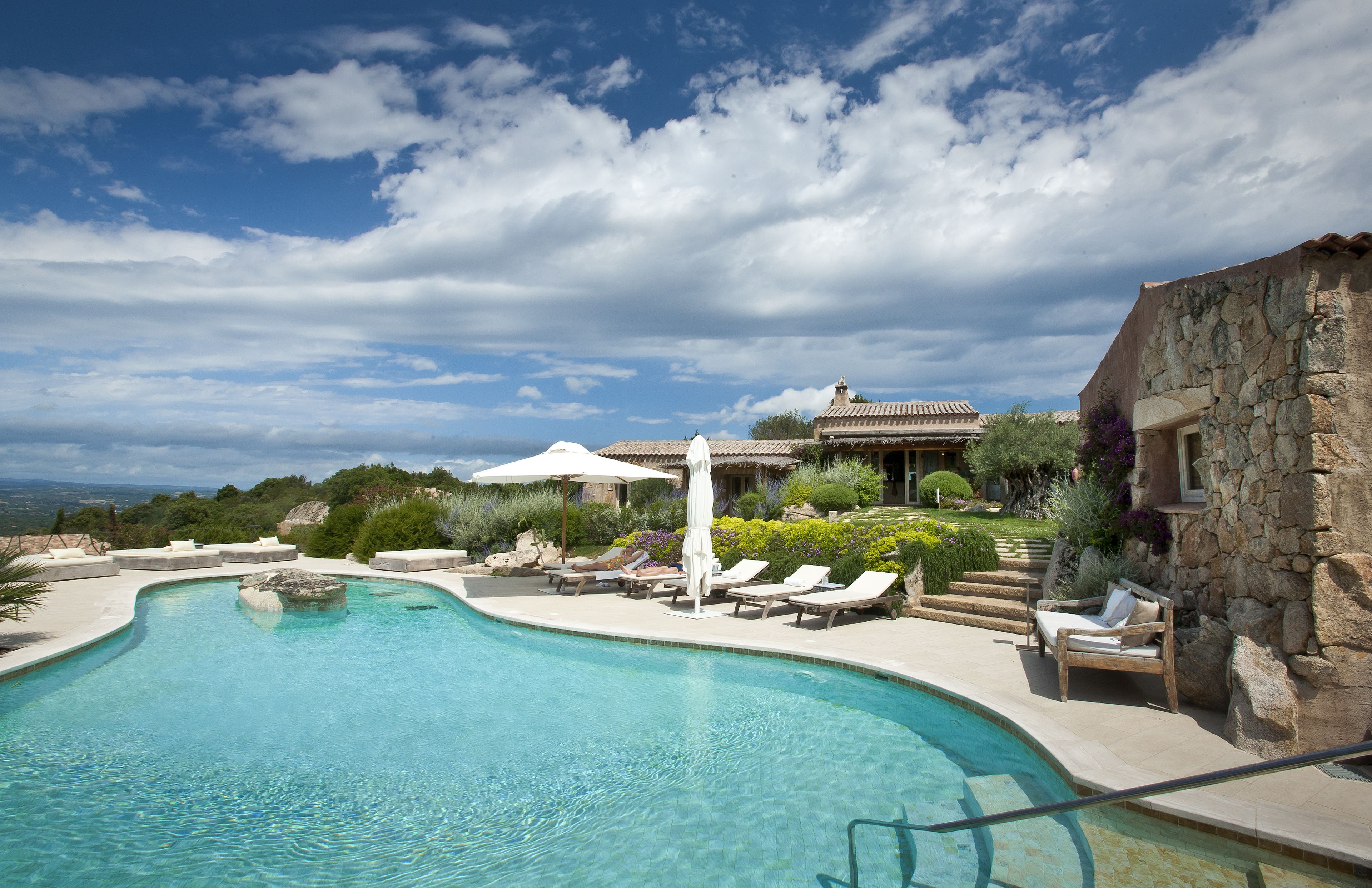 สระว่ายน้ำกลางแจ้ง, ร่มริมสระว่ายน้ำ, เก้าอี้อาบแดดริมสระ