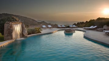 Piscine extérieure, parasols de plage, chaises longues