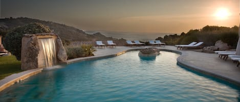 Piscine extérieure, parasols de plage, chaises longues