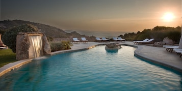 Outdoor pool, pool umbrellas, sun loungers