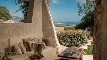 Prestige double room with sea view and exterior plunge pool | Premium bedding, minibar, in-room safe, desk