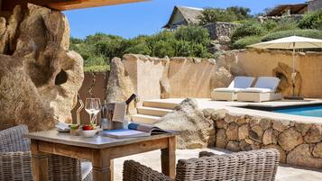 Outdoor pool, pool umbrellas, sun loungers