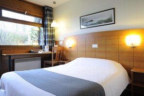 Premium bedding, individually furnished, desk, blackout drapes - Hotel Kyriad Reims Est Parc des Expositions (Reims)