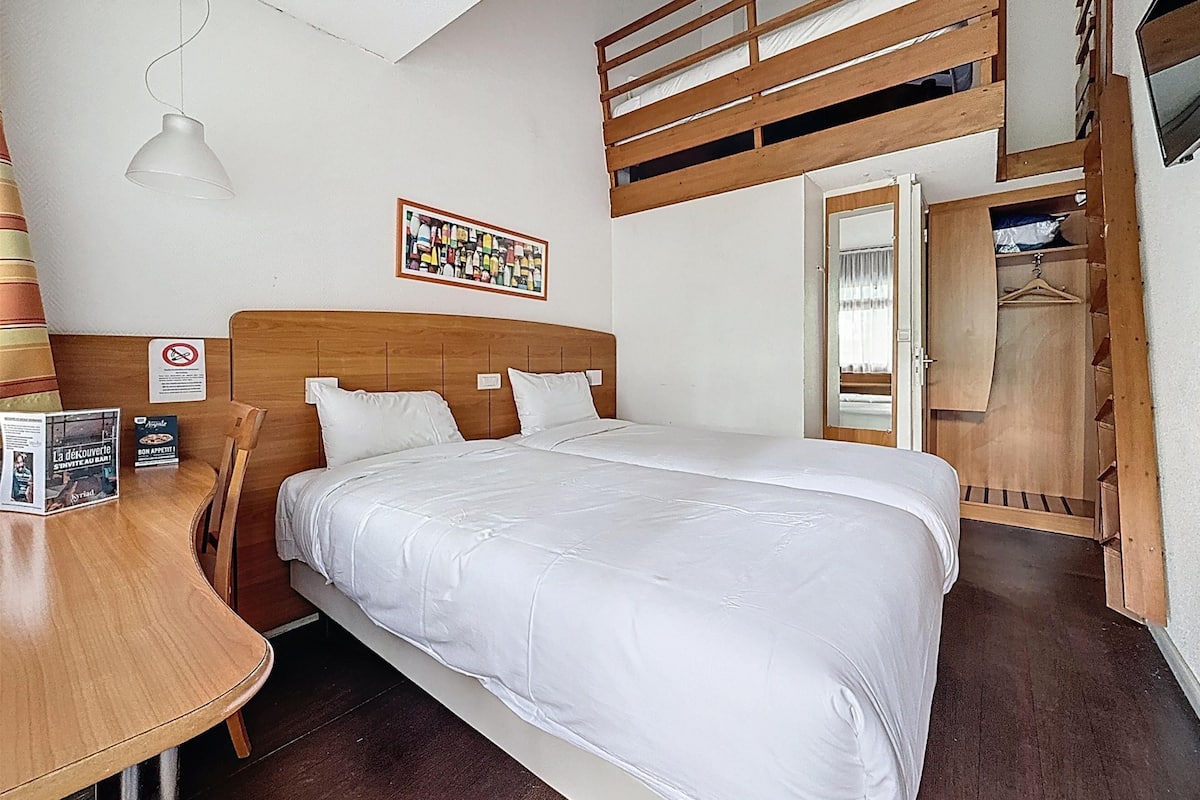 Standard Room, 3 Twin Beds | Premium bedding, individually furnished, desk, blackout drapes