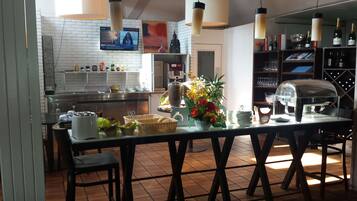 Desayuno buffet diario (EUR 11.90 por persona)