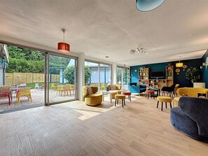 Coin salon dans le hall