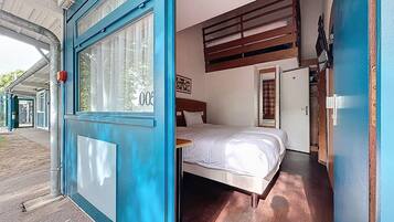 Luxe beddengoed, individueel gemeubileerd, een bureau