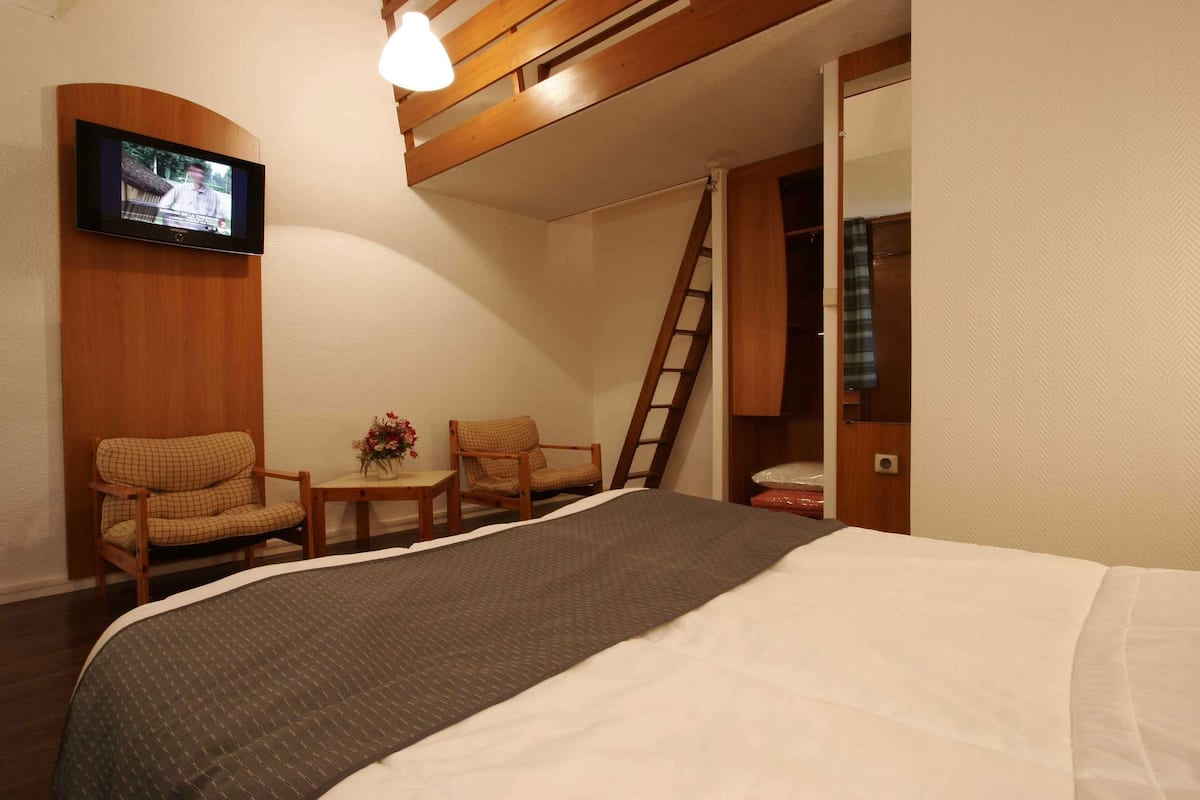 高档床上用品、特色家居、办公桌、遮光窗帘