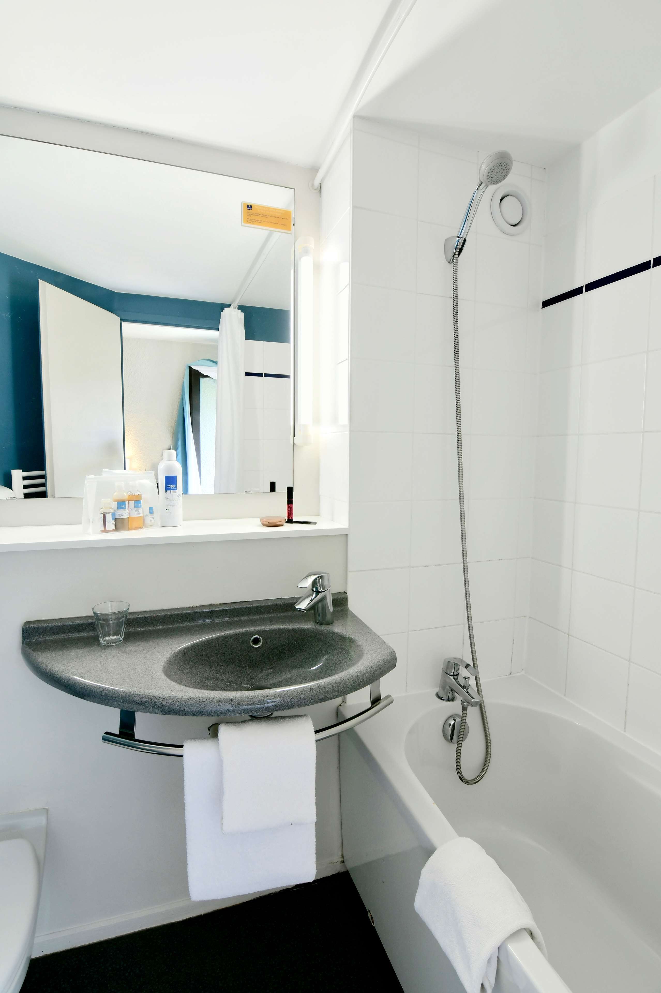 combined shower/bathtub, eco-friendly toiletries, hair dryer, towels