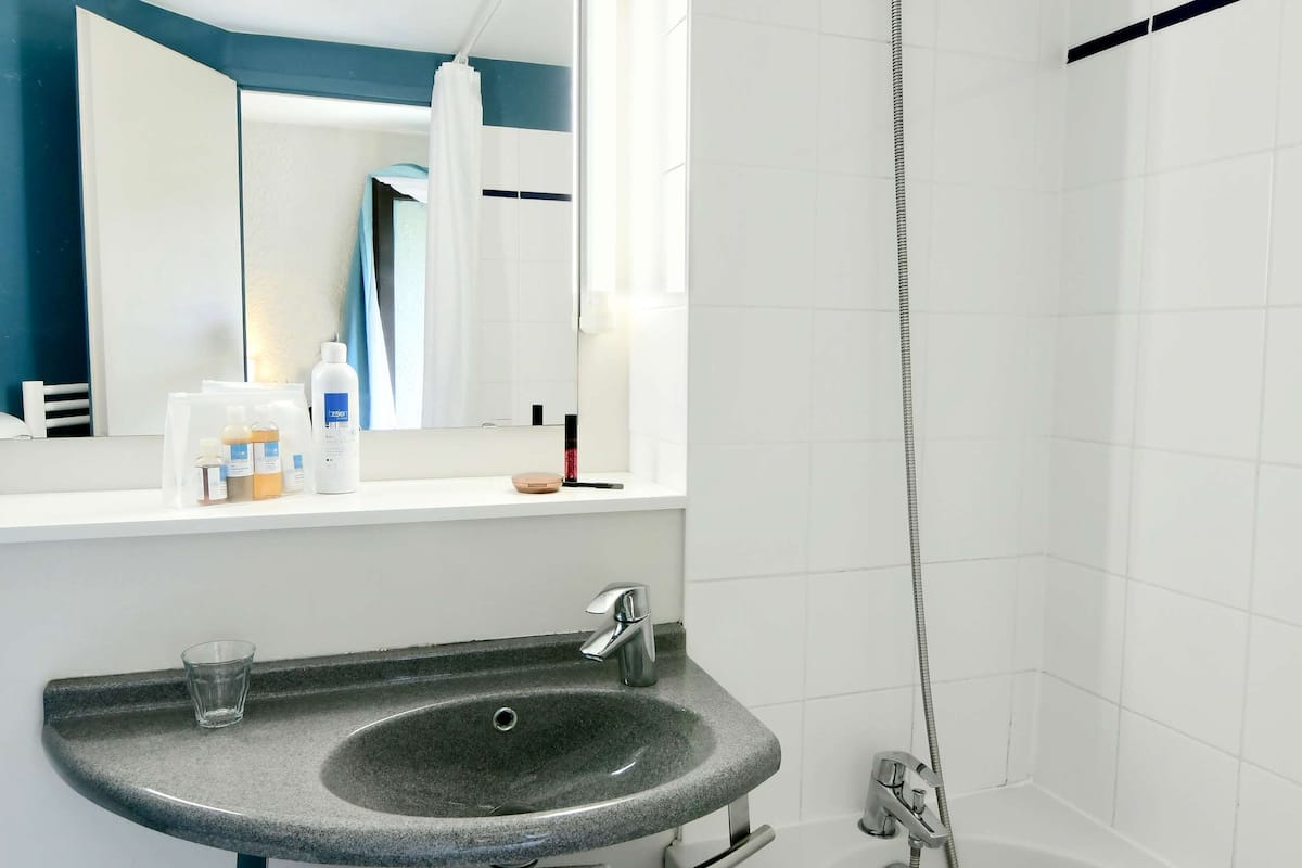 combined shower/bathtub, eco-friendly toiletries, hair dryer, towels