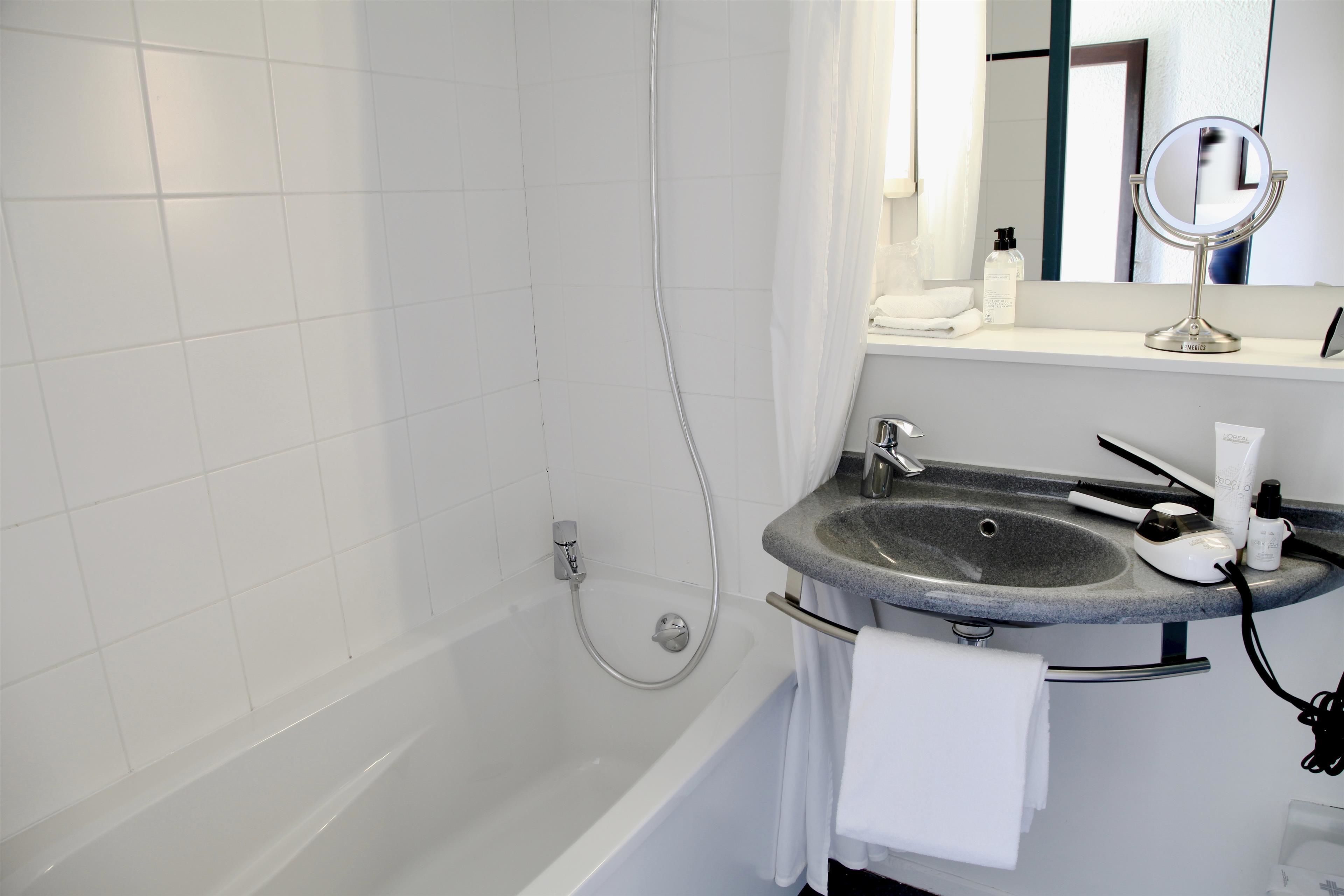 standard room, 1 double bed | bathroom | combined shower/bathtub, eco-friendly toiletries, hair dryer, towels